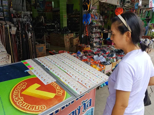 CHIANG RAI, TAILANDIA - 6 DE MAYO: mujer no identificada eligiendo un boleto de lotería en un mercado el 6 de mayo de 2017 en Chiang rai, Tailandia . —  Fotos de Stock