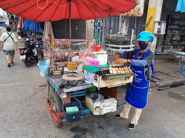 Kamphaeng Phet, Таїланд - 6 травня: продаж невідомі азіатські жінки смажені фрикадельки і сушені кальмари Nakhon друже вулиці ринку 6 травня 2017 року в Kamphaeng Phet, Таїланд. — стокове фото