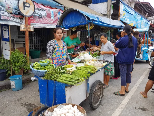 Kamphaeng Phet, Таїланд - 6 травня: невідомі азіатських продаж жінки овочі вулиці Nakhon друже ринку на 6 травня 2017 року в Kamphaeng Phet, Таїланд. — стокове фото