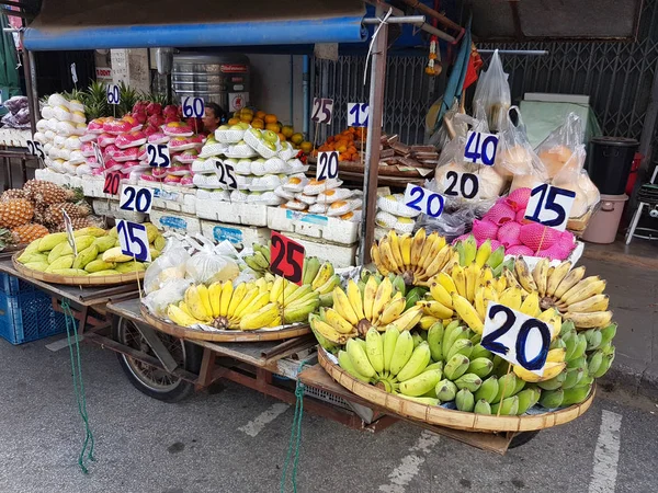 KAMPHAENG PHET, THAILAND - MAY 6 : unidentified asian people selling fruits in Nakhon Chum street market on May 6, 2017 in Kamphaeng Phet, Thailand. — Stock Photo, Image