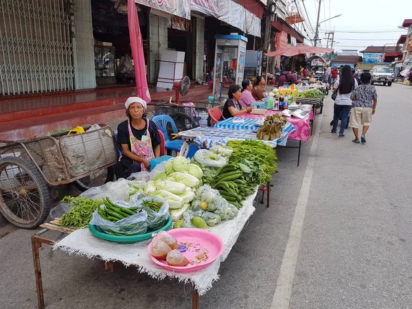 KAMPHAENG PHET, TAILANDIA - 6 DE MAYO: mujer asiática no identificada vendiendo verduras en el mercado callejero de Nakhon Chum el 6 de mayo de 2017 en Kamphaeng Phet, Tailandia . —  Fotos de Stock