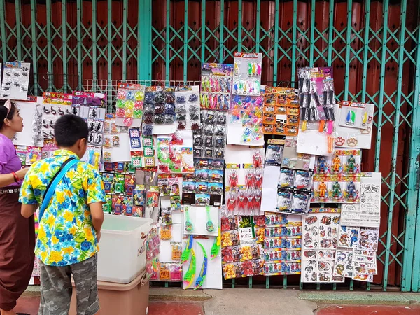KAMPHAENG PHET, THAILAND - 6 de maio: brinquedos retro pendurados na porta vendida no mercado de rua Nakhon Chum em 6 de maio de 2017 em Kamphaeng Phet, Tailândia . — Fotografia de Stock