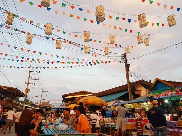 KAMPHAENG PHET, TAILANDIA - 6 DE MAYO: personas no identificadas o turistas caminando por el mercado callejero de Nakhon Chum por la noche del 6 de mayo de 2017 en Kamphaeng Phet, Tailandia . —  Fotos de Stock