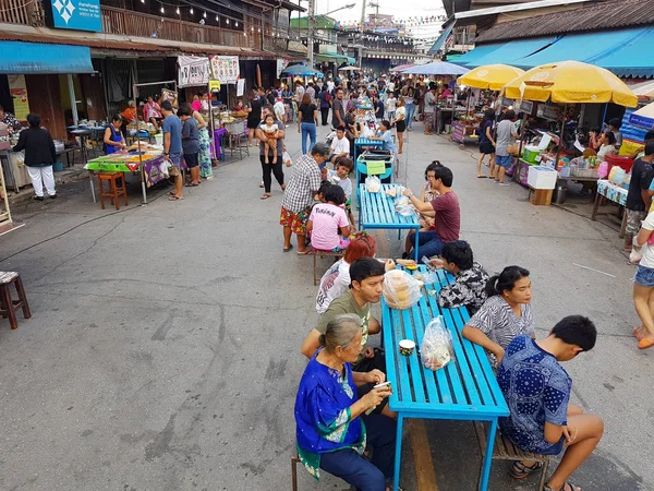 KAMPHAENG PHET, THAILAND - 6 de maio: pessoas não identificadas ou turistas andando pelo mercado de rua Nakhon Chum em 6 de maio de 2017 em Kamphaeng Phet, Tailândia . — Fotografia de Stock