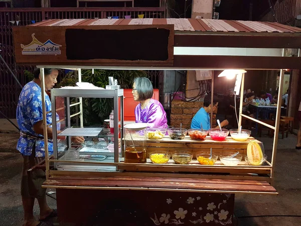 KAMPHAENG PHET, THAILAND - MAY 6 : unidentified asian woman with Thai traditional clothing selling dessert in Nakhon Chum street market on May 6, 2017 in Kamphaeng Phet, Thailand. — Stock Photo, Image