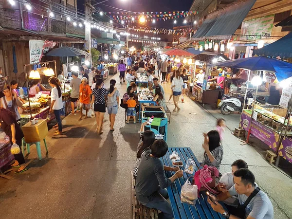 KAMPHAENG PHET, TAILANDIA - 6 DE MAYO: personas no identificadas o turistas caminando por el mercado callejero de Nakhon Chum por la noche el 6 de mayo de 2017 en Kamphaeng Phet, Tailandia . —  Fotos de Stock
