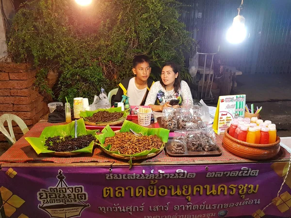 Kamphaeng Phet, Таїланд - 6 травня: невідомі азіатська пара з тайський традиційний одяг продають обсмажені бамбук caterpilla Nakhon друже вулиці ринку на 6 травня 2017 року в Kamphaeng Phet, Таїланд. — стокове фото