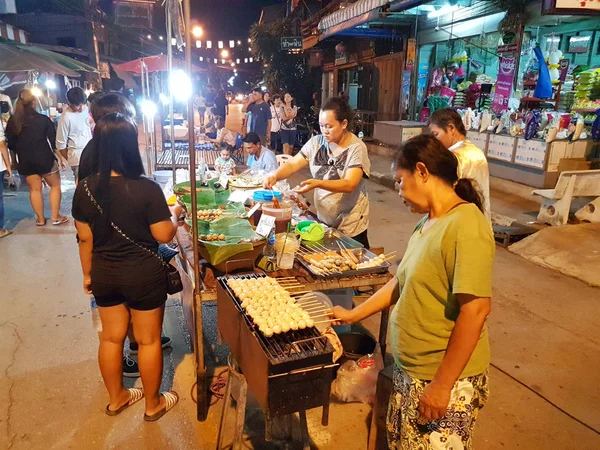 KAMPHAENG PHET, TAILANDIA - 6 DE MAYO: personas asiáticas no identificadas caminando en el mercado callejero de Nakhon Chum el 6 de mayo de 2017 en Kamphaeng Phet, Tailandia . —  Fotos de Stock