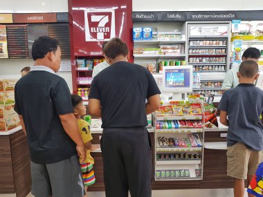 Chiang Rai, Tayland - 8 Mayıs: kasiyer sayacı bir 7-Eleven dükkanında, Chiang rai, Tayland 8 Mayıs 2017 üzerinde duran kimliği belirsiz insanlar.