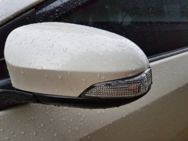 yan dikiz aynası üzerinde yakın çekim yağmur damlaları