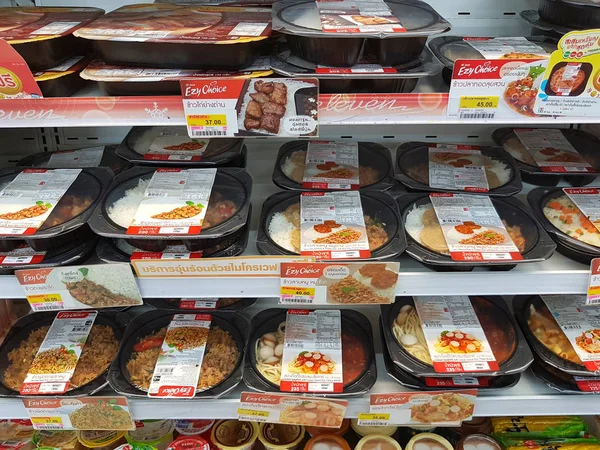 Chiang Rai, Tajlandia - 8 maja: natychmiastowy mrożonki i deser w opakowania do sprzedaży na stoisku supermarkecie lub sklepie 7-Eleven na 8 maja 2017 roku w Chiang rai, Tajlandia. — Zdjęcie stockowe