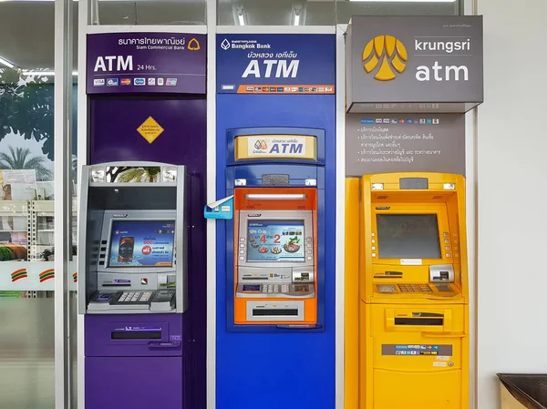CHIANG RAI, TAILANDIA - 8 DE MAYO: Cajero automático de tres bancos en el área pública el 8 de mayo de 2017 en Chiang rai, Tailandia. Fotografía horizontal . — Foto de Stock