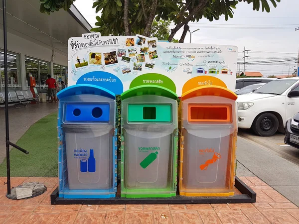 CHIANG RAI, TAILANDIA - 8 DE MAYO: basura plástica azul, verde y naranja en la gasolinera PTT el 8 de mayo de 2017 en Chiang rai, Tailandia. foto horizontal . —  Fotos de Stock