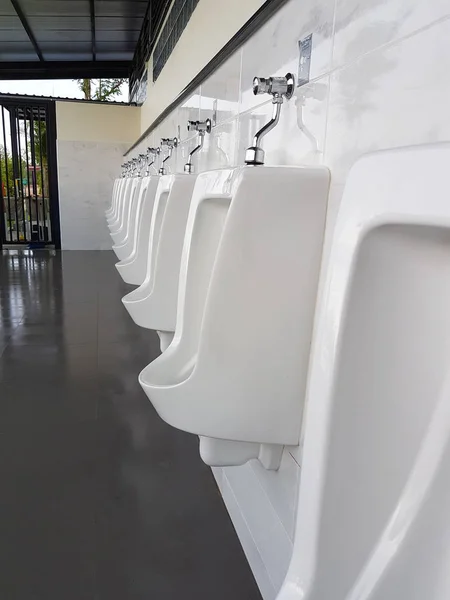 Primo piano bagno pubblico maschile nella stazione di servizio, Thailandia — Foto Stock
