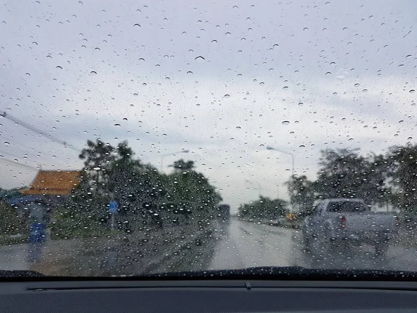 Nehéz vízcseppek előtt a kocsi ablakon, gondosan Induljunk az úton — Stock Fotó
