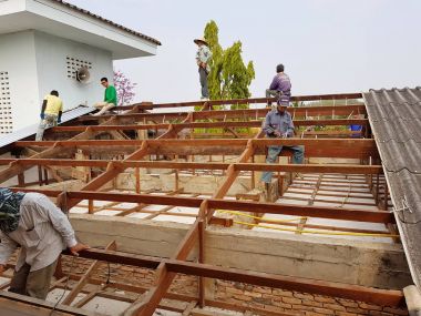 Chiang Rai, Tayland - 29 Mart: onarımı veya Tay Protestan Kilisesi Çatı Chiang rai, Tayland 29 Mart 2017 üzerinde değişen tanımlanamayan işçi.