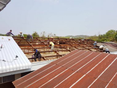 Chiang Rai, Tayland - 29 Mart: onarımı veya Tay Protestan Kilisesi Çatı Chiang rai, Tayland 29 Mart 2017 üzerinde değişen tanımlanamayan işçi.