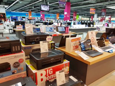 Chiang Rai, Tayland - 1 Mart: mağaza iç görünümü ile bilgisayar bölgesi Merkez Plaza bölümü mağazasında 1 Mart 2017 yılında Chiang rai, Tayland