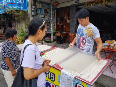 Chiang Rai, Tayland - 6 Mayıs: piyango bileti bir kadın bir pazar olarak 6 Mayıs 2017 üzerinde Chiang rai, Tayland satış kimliği belirsiz adam.