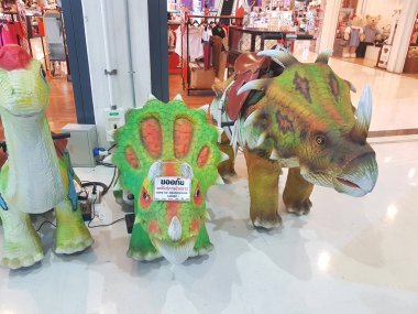 Chiang Rai, Tayland - 1 Mart: merkez Plaza alışveriş merkezinde 1 Mart 2017 üzerinde Chiang rai, Tayland binme dinozor oyuncak