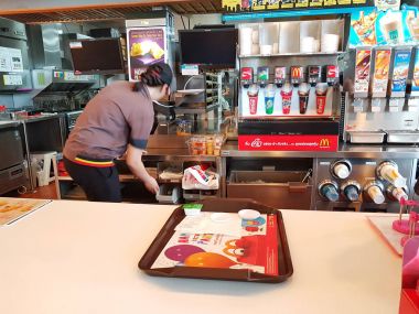 Chiang Rai, Tayland - 1 Mart: Mcdonald's restoranda merkez Plaza mağazası 1 Mart 2017 yılında Chiang rai, Tayland tarihinde içinde