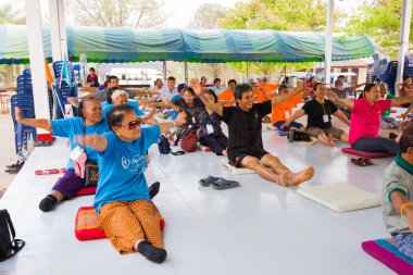 Chiang Rai, Tayland - 20 Şubat: Chiang rai, Tayland 20 Şubat 2016 üzerinde dans etkinlik egzersiz kimliği belirsiz insanlar katılmak.