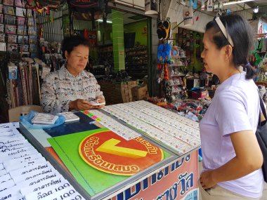 Chiang Rai, Tayland - 6 Mayıs: bir piyango bileti bir pazarda 6 Mayıs 2017 üzerinde Chiang rai, Tayland seçtiğiniz kimliği belirsiz bir kadın.