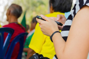 Metin mesajı yazmaya elleri olan Asyalı kadın