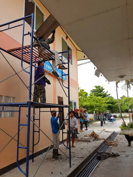 CHIANG RAI, TAILANDIA - 29 de marzo: trabajadores no identificados reparando o cambiando el techo de la iglesia protestante tailandesa el 29 de marzo de 2017 en Chiang rai, Tailandia . — Foto de Stock