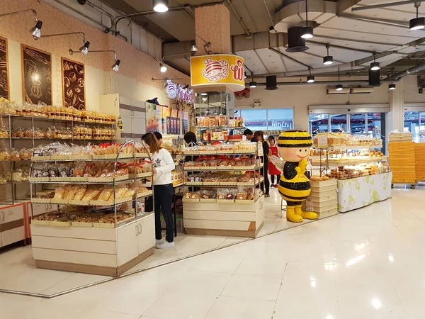 ЧЬЯН-ИЛАНД, ТАИЛАНД - 1 МАРТА: Baby Bee Bakery в универмаге Central Plaza, 1 марта 2017 года в Чианграй, Таиланд — стоковое фото