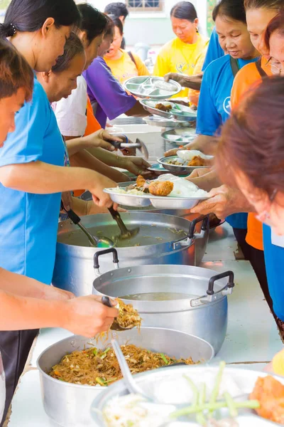 चियांग राय, थाईलैंड 19 फरवरी 2016 को चियांग राय, थाईलैंड में स्टेनलेस स्टील ट्रे पर भोजन डालने वाले अज्ञात लोग . — स्टॉक फ़ोटो, इमेज