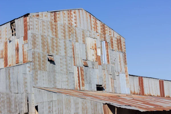 Vintage hus gjort av rostiga galvaniserat järn — Stockfoto