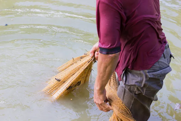 Szczegół rybak Azjatyckie używają sieci do połowu ryb w stawie — Zdjęcie stockowe