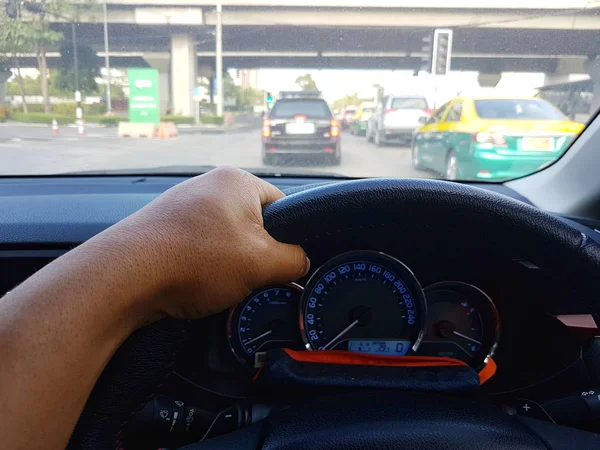 Το χέρι του ανθρώπου οδήγηση αυτοκινήτου στην εσπευσμένη ώρα ώρα στην Μπανγκόκ. Άποψη. — Φωτογραφία Αρχείου