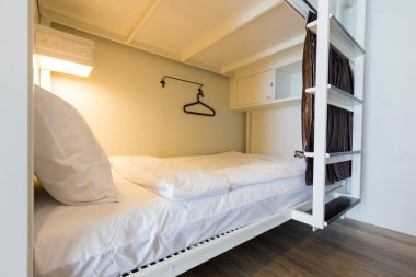 basit yatak odası iç toplu yatak ve ahşap merdivenler