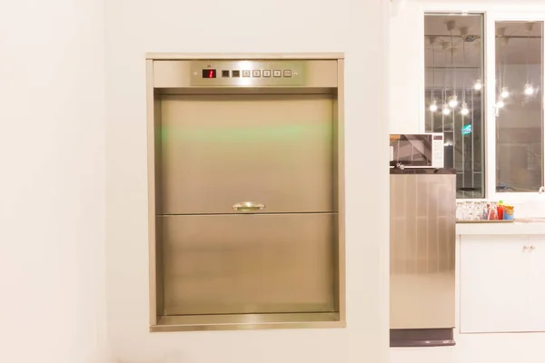 Servis asansörü zengin evin yiyecek ve mal taşımak için kullanılan bir mutfakta Asansör Asansör