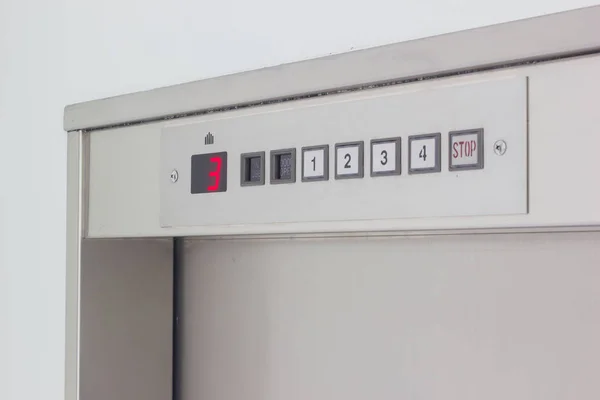 Close-up elevador elevador dumbwaiter em uma cozinha — Fotografia de Stock