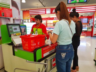 Chiang Rai, Tayland - 16 Mayıs: kimliği belirsiz kadın müşterilerin önünde duran süpermarket bölümünde 16 Mayıs 2017 üzerinde Chiang rai, Tayland kasiyer.