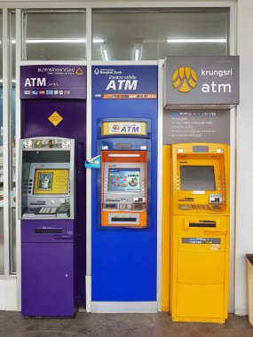 Chiang Rai, Tayland - 8 Mayıs: 8 Mayıs 2017 yılında Chiang rai, Tayland kamu alanı'nda üç bankaların Atm. dikey fotoğraf.