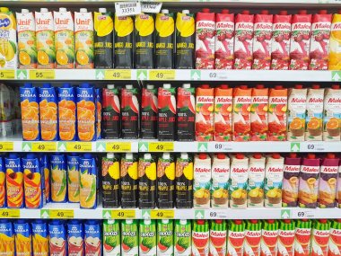 Chiang Rai, Tayland - 16 Mayıs: meyve ve sebze suyu süpermarket stand Satılık ambalajında veya raf büyük C Supercenter üzerinde 16 Mayıs 2017 yılında Chiang rai, Tayland, çeşitli marka.