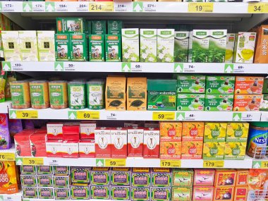 Chiang Rai, Tayland - 16 Mayıs: çeşitli marka kuru çay paketleme Satılık süpermarket stand üzerinde 16 Mayıs 2017 yılında Chiang rai, Tayland.