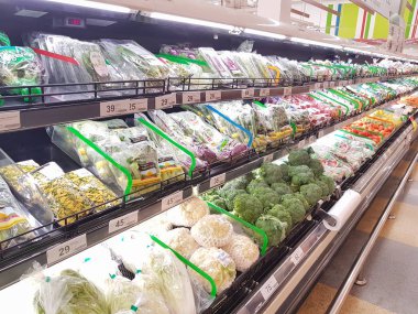 Chiang Rai, Tayland - 8 Haziran: taze organik sebze ve meyve bölgesinde supercenter üzerinde 8 Haziran 2017 yılında Chiang rai, Tayland.