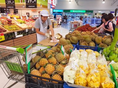 Chiang Rai, Tayland - 8 Haziran: durian supercenter içinde Chiang rai, Tayland 8 Haziran 2017 üzerinde peeling kimliği belirsiz bir kadın.