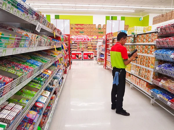 CHIANG RAI, THAILAND - MAIO 14: visão interior do supermercado com trabalhador verificando preço com scanner de código de barras em Maio 14, 2017 em Chiang rai, Tailândia . — Fotografia de Stock