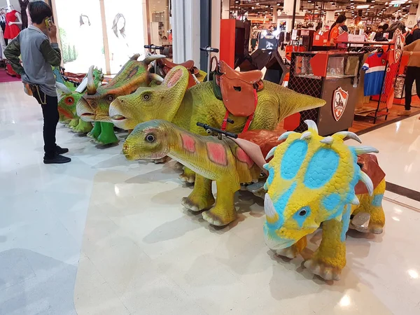 Chiang Rai, Tajlandia - 1 marca: dinozaur zabawka dla jazda w sklepie Central Plaza na 1 marca 2017 w Chiang rai, Thailand — Zdjęcie stockowe