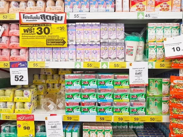 Chiang Rai, Thailand - 16 mei: verschillende merk van melk en zuivelproducten voor korting in verpakking voor verkoop op de stand van de supermarkt of plank in Big C Supercenter op 16 mei 2017 in Chiang rai, Thailand. — Stockfoto