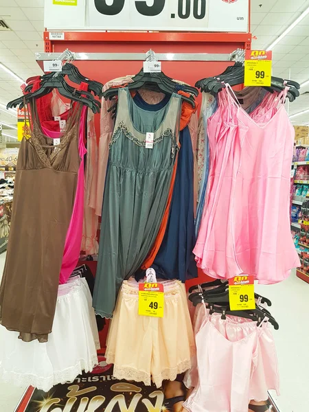 태국 치 앙 라이, 5 월 16 일: 슈퍼마켓 스탠드 또는 5 월 16 일 2017 치 앙 라이, 태국에 큰 C Supercenter에서 선반에 판매에 대 한 다양 한 nightdress. — 스톡 사진