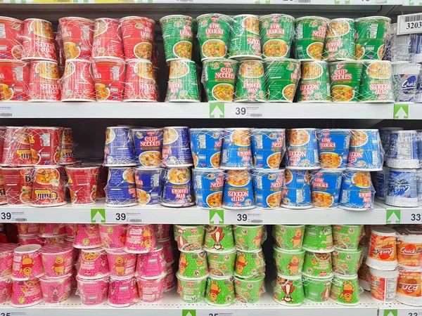 Chiang Rai, Thailand - 16 mei: verschillende merk van instant noedels in verpakking voor verkoop op de supermarkt staan op 16 mei 2017 in Chiang rai, Thailand. — Stockfoto