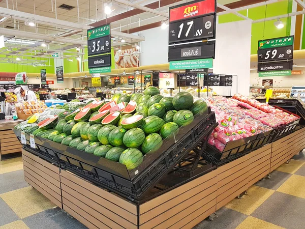 CHIANG RAI, THAÏLANDE - 8 JUIN : melon d'eau douce biologique vendu sur l'étagère du supercentre le 8 juin 2017 dans la région de Chiang, Thaïlande . — Photo