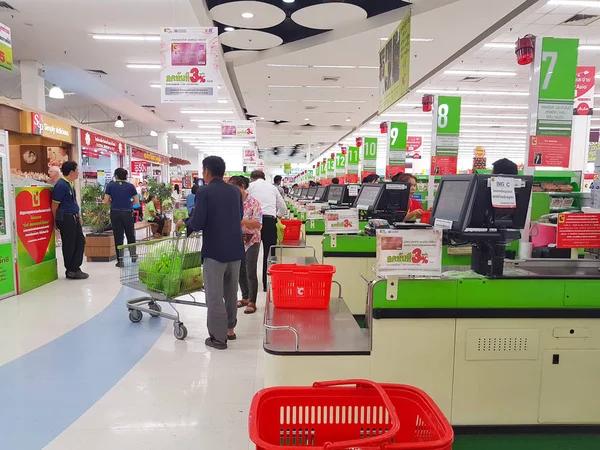 CHIANG RAI, THAILANDIA - 16 MAGGIO: clienti non identificati che escono dalla sezione cassa del supermercato il 16 maggio 2017 a Chiang rai, Thailandia . — Foto Stock